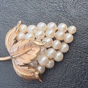 Vintage Trifari faux pearls grape cluster brooch pin-Gold tone